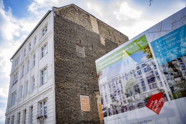 Symbol photo on the subject of residential construction New owner-occupied apartments are being built in a gap between two apartment buildings Berlin 14 02 2019 Berlin Germany Copyright: xThomasxTrutschel photothek.netx