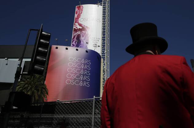 A man in a Top Hat hands out brochures near the Dolby Theater as preparations continue for the 91st Academy Awards in the Hollywood section of Los Angeles on February 23, 2019. Oscar winners will be announced during an ABC live telecast on February 24th.  LAP201902239010 JOHNxANGELILLO