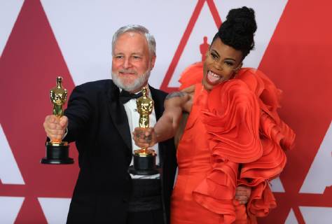 (190225) -- LOS ANGELES, Feb. 25, 2019 (Xinhua) -- Hannah Beachler (R) and Jay Hart pose for photos after winning the Best Production Design award for Black Panther in the press room during the 91st Academy Awards ceremony, or the Oscars, held at the Dolby Theatre in Los Angeles, the United States, on Feb. 24, 2019. (Xinhua Li Ying) U.S.-LOS ANGELES-OSCARS-BEST PRODUCTION DESIGN 