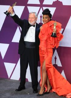(190225) -- LOS ANGELES, Feb. 25, 2019 (Xinhua) -- Hannah Beachler (R) and Jay Hart pose for photos after winning the Best Production Design award for Black Panther in the press room during the 91st Academy Awards ceremony, or the Oscars, held at the Dolby Theatre in Los Angeles, the United States, on Feb. 24, 2019. (Xinhua Li Ying) U.S.-LOS ANGELES-OSCARS-BEST PRODUCTION DESIGN 