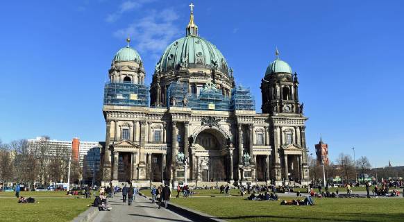Berlin, Berliner Dom und Lustgarten in Berlin-Mitte, rechts hinten das Rote Rathaus, 24.02. 2019, Copyright: xMatthiasxKochx
