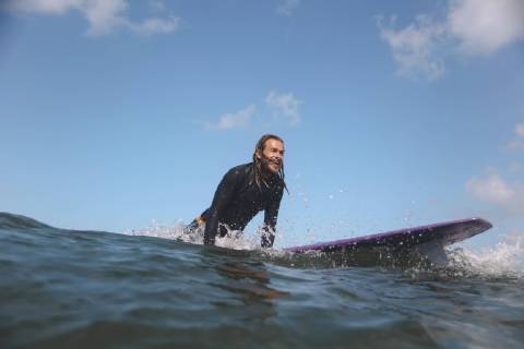 Indonesia, Bali, Canggu, surfer on surfboard model released Symbolfoto  KNTF02601
