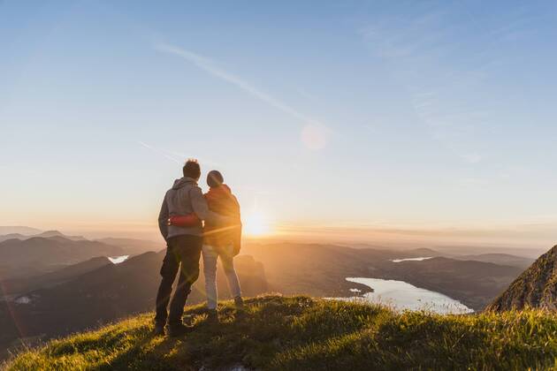 Austria, Salzkammergut, Couple standing on mountain summit, enjoying the view model released Symbolfoto  UUF11045