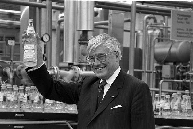 Christian Schwarz Schilling 27 09 1991 Niederlichtenau Lichtenauer Mineralquellen Federal Postal Minister Dr Christian Schwarz Schilling visits Lichtenauer Mineralquellen GmbH in Niederlichtenau 3 months after modernisation and reopening in Niederlichtenau Federal Postal Minister Schwarz Schilling Chemnitz Saxony Federal Republic of Germany