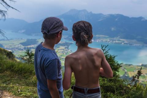 Austria, Salzkammergut, Mondsee, rear view of two boys looking at lake model released Symbolfoto  HAMF00422
