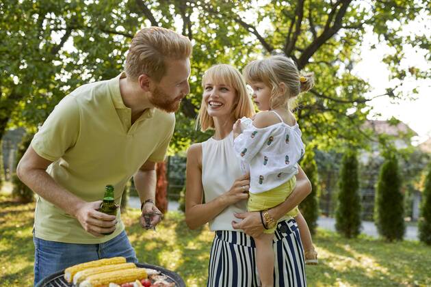 Family having a barbecue in garden model released Symbolfoto property released  ZEDF01589