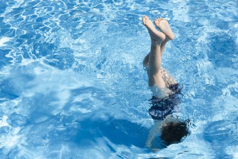 Little girl doing handstand in swimming pool model released Symbolfoto  ERRF00156