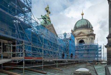 On the roof of the Berlin Cathedral on 25 03 19 The Berlin Cathedral suffers massively from cracks, leaky joints and crumbling stone parts The damages had been determined step by step in the course of other renovation work over the past years 1 6 million euros are needed for renovation work The German Foundation for Monument Protection and the Cathedral Community are Copyright: epd-bild RolfxZoellner EDITORIAL USE ONLY
