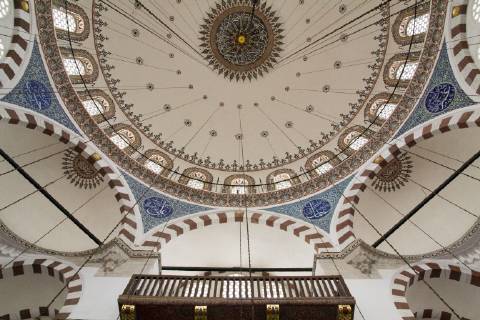 Asia,Turkey,Istanbul. Inside the Yeni Cami Mosque is located in Eminonu neighborhood of Istanbul, right next to the Spice Market and Galata Bridge at the entrance of the Golden Horn. Yeni means New in Turkish because it was a new mosque when it was built 1597-1663.  Copyright: xEmilyxM.xWilsonx AS37 EWI0148