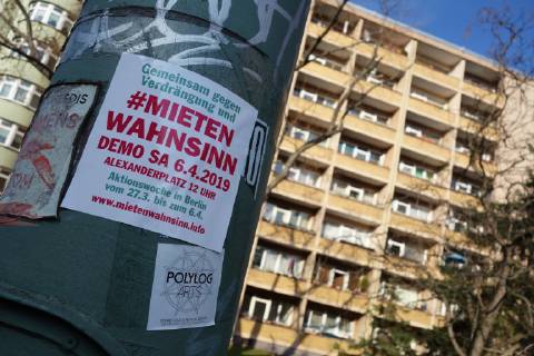 MIETEN WAHNSINN - GER, Germany, Deutschland, Berlin, 30.03.2019 - Wohnen in Berlin - Anschlag an einem Mast in Berlin-Mitte mit der Aufschrift: Gemeinsam gegen Verdrängung und - MIETEN WAHNSINN - DEMO SA 6.4.2019 - ALEXANDERPLATZ 12 UHR - Aktionswoche in Berlin vom 27.3. bis 6.4. - wwwmietenwahnsinninfo Immer mehr Menschen zieht es in die Hauptstadt, was eine eklatante Verknappung des vorhandenen Wohnraums verursacht. Große Teile der Berliner Bevölkerung sind von ständigen Mieterhöhungen betroffen und können sich die Mieten in der Stadt nur noch kaum oder gar nicht mehr leisten. Einkommensschwache Bevölkerungsschichten werden immer öfter aus dem Innenstadtbereich vertrieben und finden, wenn sie Glück haben, nur in den Randbezirken eine Bleibe. Es zeichnet sich ab, dass die Innenstadtbereiche in Zukunft nur noch den besser ve