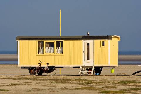 Caravan am Nordseestrand, Niederlande, Schiermonnikoog Caravan on the North Sea beach, Netherlands, Schiermonnikoog BLWS525472 Copyright: xblickwinkel AGAMI A.xMeijerx