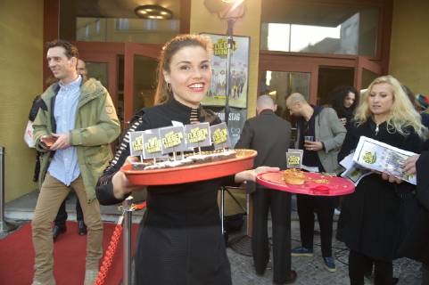 Film premiere when flying traumas Katharina Wackernagel distributed cake to guests at the premiere when flying traumas directors booth of Katharina Nagel in Achtung Berlin in Berlin on 16 04 2019 APP