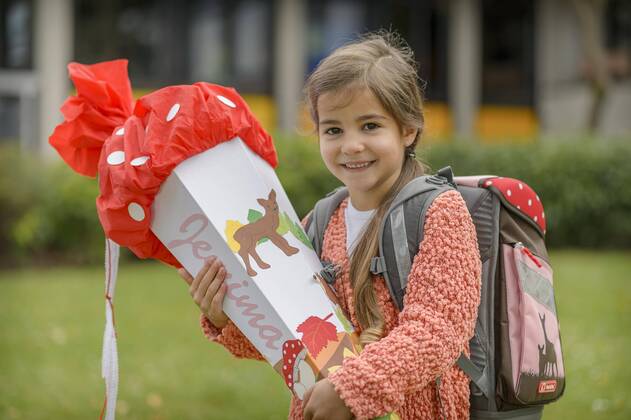 Girl 6 years Portrait with school bag and satchel School enrolment Germany Europe Copyright: imageBROKER/ElmarxHerz iblely04876202.jpg