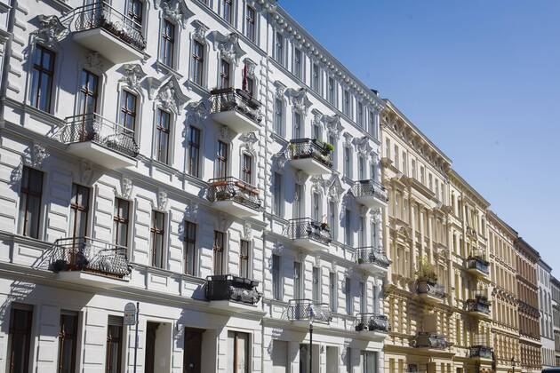 Renovated apartment buildings stand in a street in Berlin Kreuzberg Berlin 17 04 2019 Berlin Germany Copyright: xThomasxTrutschel photothek.netx