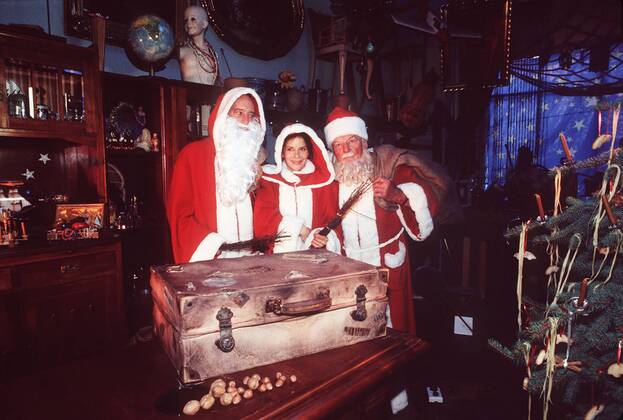 Gleich drei Weihnachts-männer (vlnr.: BERND LUDWIG, ADELHEID ARNDT, WERNER SENFTLEBEN) aka. Stürmische Weihnachten Überschrift: SIEBENSTEIN Copyright: KPA !AUFNAHMEDATUM GESCHÄTZT! UnitedArchives00856625
