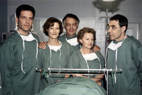 VOLLNARKOSE- Starchirurg Professor Gerhard Harrer, der kurz vor seiner 200. Transplantation steht, hat sich die Anästhesistin Dr.Katrin Klein ins Transplantationszentrum in Dresden geholt, da er große Stücke auf sie hält. Sie scheint die erste zu sein, die erkennt, daß die Koryphäe offensichtlich ein Alkoholproblem hat... Bild: Dr. schöne (TIM BERGMANN), Dr. Klein (SUZANNE VON BORSODY), Dr. Harrer (KLAUSJÜRGEN WUSSOW), Schwester Birte (GUDRUN RITTER), Dr. Radke (GUNTER SCHOß) Regie: Bodo Fürneisen Überschrift: VOLLNARKOSE BRD 1997 Copyright: KPA !AUFNAHMEDATUM GESCHÄTZT! UnitedArchives00890598