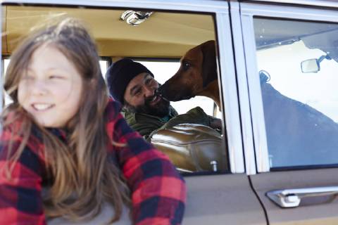 Happy daughter with father and dog in car model released Symbolfoto  AMEF00027