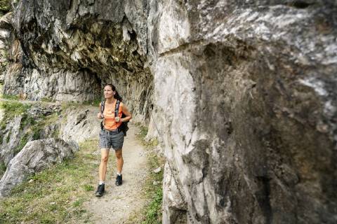 Switzerland, Valais, woman on a hiking trip in the mountains on the Massaweg model released Symbolfoto  DMOF00127