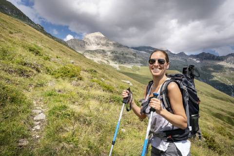 Switzerland, Valais, portrait of happy woman on a hiking trip in the mountains towards Foggenhorn model released Symbolfoto  DMOF00131