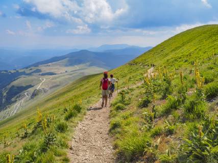 Italy, Umbria, Sibillini mountains, two children hiking mount Vettore model released Symbolfoto  LOMF00784