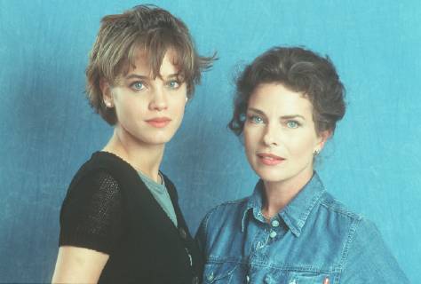ICH LIEBE DEN MANN MEINER TOCHTER Die Bildhauerin Julia Struck (GUDRUN LANDGREBE,r) verliebt sich in der U-Bahn und muß später feststellen, daß es der Ehemann ihrer Tochter Hanna (MURIEL BAUMEISTER) ist. Regie: Vivian Naefe ICH LIEBE DEN MANN MEINER TOCHTER BRD 1995 Copyright: KPA !AUFNAHMEDATUM GESCHÄTZT! Nur redaktionelle Nutzung im Zusammenhang mit dem Film. Editorial usage only and only related to the movie. Im Falle anderer Verwendungen, kontaktieren Sie uns bitte. For other uses, please contact us. UnitedArchives00881790