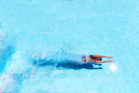 Woman diving underwater in swimming pool model released Symbolfoto  SMAF01066