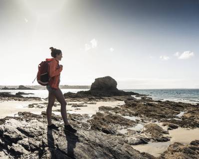 Young woman hiking on a rocky beach model released Symbolfoto  UUF16454