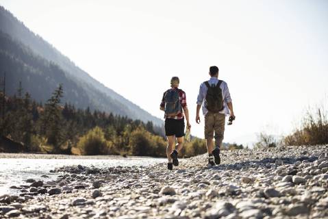 Austria, Alps, couple on a hiking trip with map and binoculars model released Symbolfoto  UUF16530