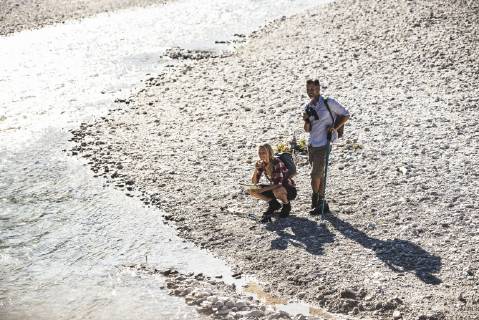 Austria, Alps, couple on a hiking trip having a break at a brook model released Symbolfoto  UUF16599