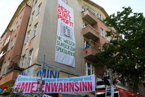 HÄNDE WEG VOM WEDDING - GER, Germany, Deutschland, Berlin, 30.04.2019 - Berlin-Mitte (OT Wedding): Über tausend Menschen sind am Vorabend des 1. Mai zu einem Protestmarsch unter dem Motto Hände weg vom Wedding zusammengekommen. Die Demonstration richtete sich gegen den immer knapper werdenden Wohnraum und die stetig steigenden Mieten in Berlin. Der Demonstrationszug formierte sich am Leopoldplatz und zog quer durch den Ortsteil Wedding des Berliner Bezirks Mitte. Endpunkt des Protestzuges war die Müllerstraße Ecke Otawistraße am U-Bahnhof Rehberge. Auf der gesamten Demostrecke kam es zu keinen Zwischenfällen, alles blieb bis zum Schluß friedlich. - Banner an einer Hauswand in der Malplaquetstraße mit den Aufschriften: HERZ STATT PROFIT - NIE WIEDER ZURÜCK ZUR SPEKULATION - Gemeinsam gegen Verdrängung und MIETENWAHNSINN HÄND