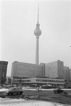 Germany Berlin ca 1969 television tower on Alexanderplatz far left the red town hall in the foreground new buildings with shopping arcade East Berlin Berlin Berlin Germany Copyright: ErichxAndres UnitedArchives90062_00647900