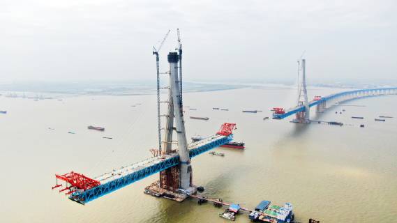 (190510) -- BEIJING, May 10, 2019 (Xinhua) -- Photo taken on May 8, 2019 shows the construction site of the No. 29 pier of south main tower of Shanghai-Nantong Yangtze River Bridge in Nantong, east China s Jiangsu Province. The pier has reached the height of 305.5 meters. (Xinhua Xu Congjun) XINHUA PHOTOS OF THE DAY