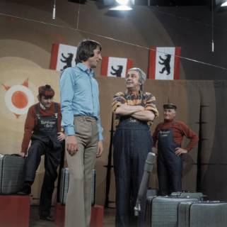 DIE BERLINER STACHELSCHWEINE BRD 1972 pop singer UDO JÜRGENS guest at the Berliner Stachelschweinen here in the cabaret program with WOLFGANG GRUNER 1972 BRD 1972 Copyright: ArthurxGrimm UnitedArchives00664129