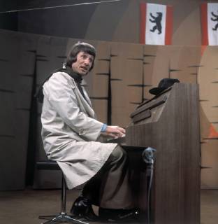 DIE BERLINER STACHELSCHWEINE BRD 1972 pop singer UDO JÜRGENS guest at the Berliner Porcupines 1972 BRD 1972 Copyright: ArthurxGrimm UnitedArchives00664130
