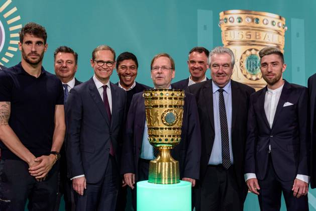 Javi Martinez Interior Senator Andreas Geisel SPO Governing Mayor Michael Müller SPD Giovane Elber Rainer Falkenhain Kevin Kampl at the Cup Handover for the upcoming DFB Cup Final 2019 in the Bärensaal of the Altes Stadthaus in Berlin Mitte snapshot photography F Boillot