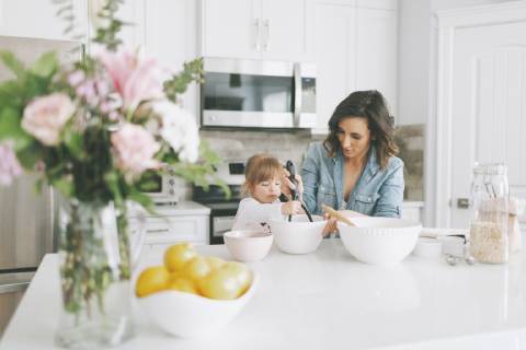 Mother and daughter making a cake together model released Symbolfoto property released  CMSF00034