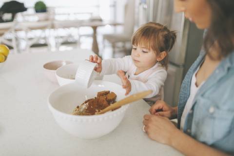 Mother and daughter making a cake together model released Symbolfoto property released  CMSF00036