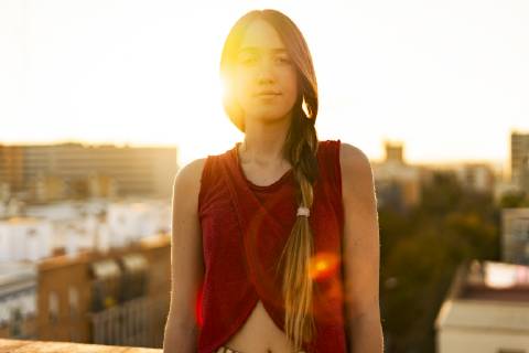 IMAGO Creative, Jahreszeit Sommer, Sommerferien Portrait of teenage girl on roof terrace in the city at sunset model released Symbolfoto  ERRF00947