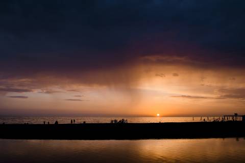 IMAGO Creative: Ende des Sommers Russia, Sochi, rainfall over the sea at sunset  EYAF00093