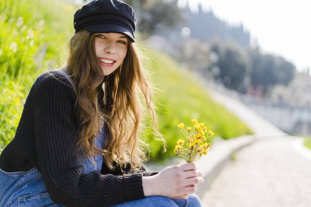 Portrait of young woman with bunch of flowers in Verona model released Symbolfoto  GIOF06257