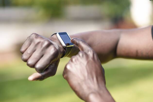 Internationalter Tag der Linkshänder am 13. August Runner checking smart watch fitness tracker, close-up model released Symbolfoto  JSMF00945