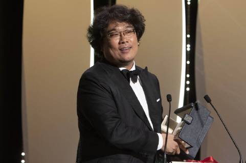 Bong Joon ho with his Palme d Or Golden Palm for the movie Parasite Gisaengchung at the award ceremony during the 72nd Cannes Film Festival at the Palais des Festivals on May 25, 2019 in Cannes, France Foto:xR.xWagnerx xFuturexImage