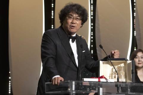 Bong Joon ho with his Palme d Or Golden Palm for the movie Parasite Gisaengchung at the award ceremony during the 72nd Cannes Film Festival at the Palais des Festivals on May 25, 2019 in Cannes, France Foto:xR.xWagnerx xFuturexImage
