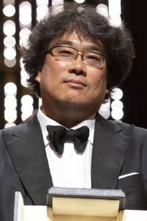 Bong Joon ho with his Palme d Or Golden Palm for the movie Parasite Gisaengchung at the award ceremony during the 72nd Cannes Film Festival at the Palais des Festivals on May 25, 2019 in Cannes, France Foto:xR.xWagnerx xFuturexImage