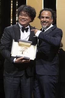 Bong Joon ho with his Palme d Or Golden Palm for the movie Parasite Gisaengchung with President of the Jury Alejandro Gonzalez Inarritu at the award ceremony during the 72nd Cannes Film Festival at the Palais des Festivals on May 25, 2019 in Cannes, France Foto:xR.xWagnerx xFuturexImage