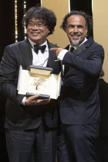 Bong Joon ho with his Palme d Or Golden Palm for the movie Parasite Gisaengchung with President of the Jury Alejandro Gonzalez Inarritu at the award ceremony during the 72nd Cannes Film Festival at the Palais des Festivals on May 25, 2019 in Cannes, France Foto:xR.xWagnerx xFuturexImage