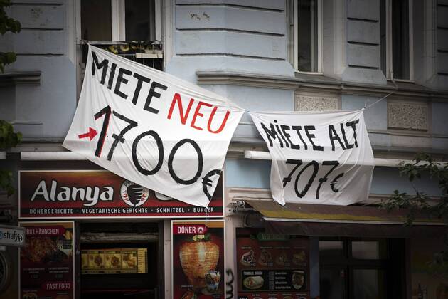 Two banners with the inscription Miete neu 1700 Euro, Miete alt 707 Euro hang on a house façade Berlin, 27 05 2019 Berlin Germany Copyright: xJaninexSchmitz photothek.netx