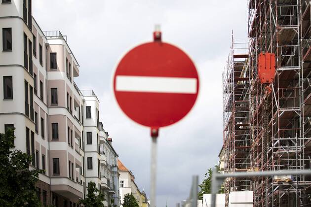 A traffic sign Prohibited passage between new buildings and a construction site Berlin, 27 05 2019 Berlin Germany Copyright: xJaninexSchmitz photothek.netx