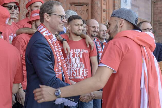 Berlins Governing Mayor Michael Müller SPD receives the players of the 1 FC Union Berlin football club at the Rotes Rathaus on the occasion of their promotion to the First Bundesliga snapshot photography M Czapski