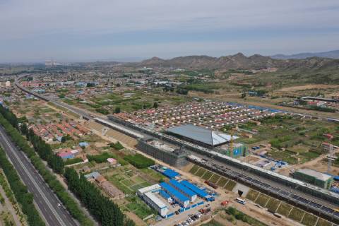 China, Bau des Bahnhofs Zhangjiakou im Vorfeld der olympischen Spiele 2022 (190530) -- XUANHUA, May 30, 2019 (Xinhua) -- Aerial photo taken on May 30, 2019 shows the Xuanhua North Station of the Beijing-Zhangjiakou high-speed railway in Xuanhua District of Zhangjiakou City, north China s Hebei Province. The main construction work of the Xuanhua Station has come to an end and decoration work is under way. (Xinhua Xing Guangli) CHINA-HEBEI-BEIJING-ZHANGJIAKOU RAILWAY-XUANHUA STATION-CONSTRUCTION (CN)